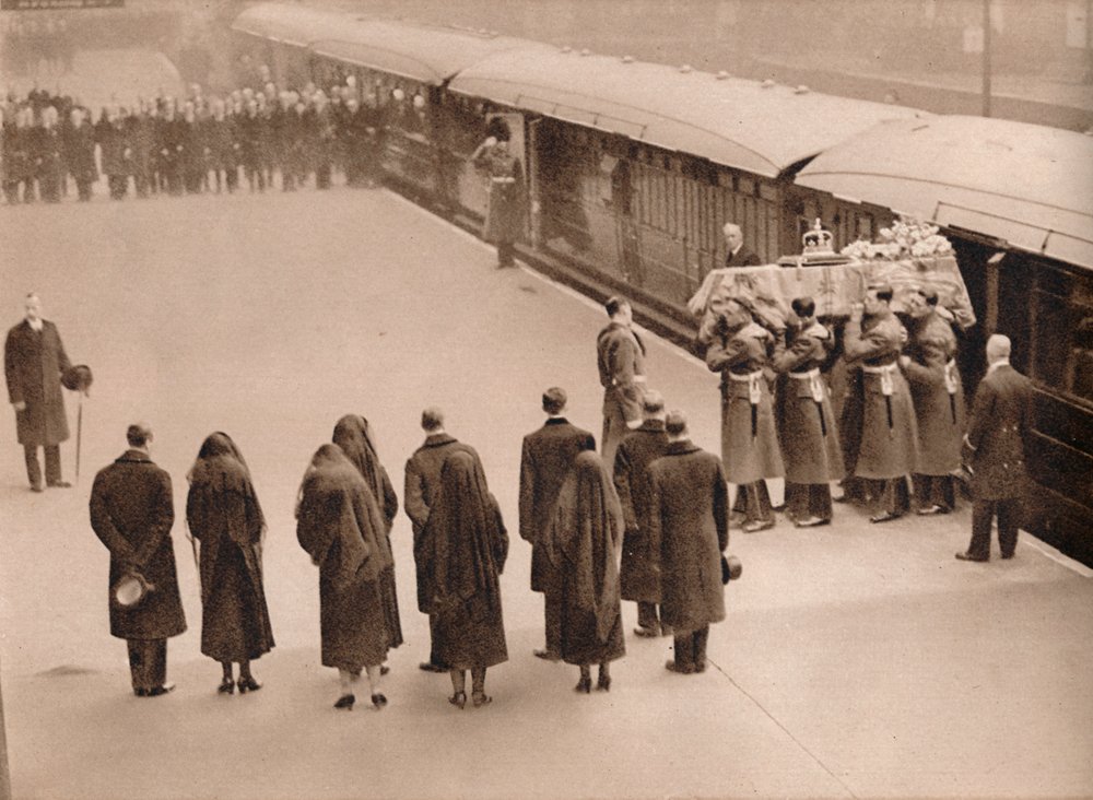Observando o caixão, coberto pelo Royal Standard, 1936 de Unbekannt