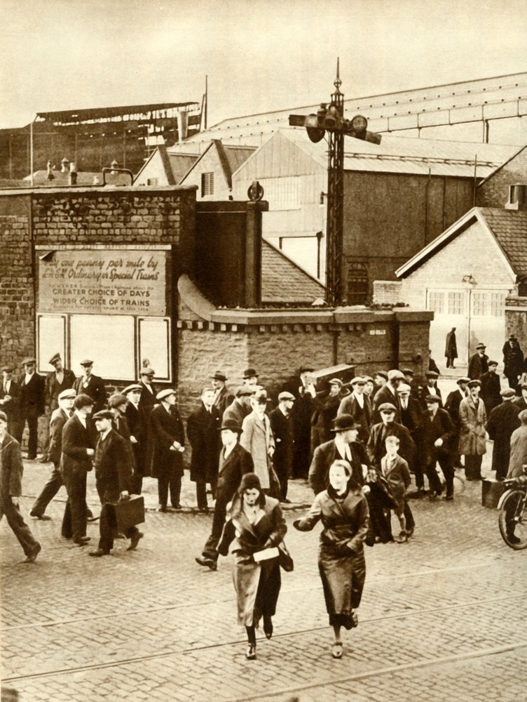 Trabalhadores que saem ... depois que a construção do Cunarder 534 foi suspensa, em dezembro de 1931, 1935. de Unbekannt