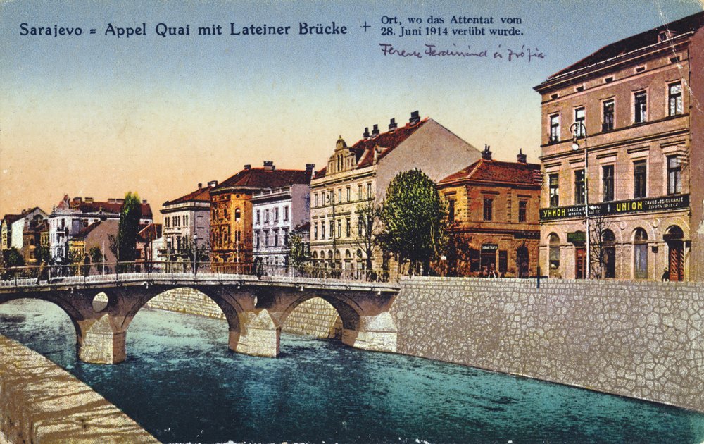 Postal representando Sarajevo, o Appel Quay e a Ponte Lateiner, local do assassinato do arquiduque Franz-Ferdinand e sua esposa Sophie em 28 de junho de 1914, c. 1920 de Unbekannt Unbekannt