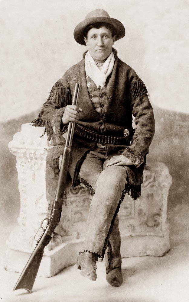 Calamity Jane com a sua espingarda: fotografia de época da notória figura da fronteira Calamity Jane (Martha Jane Cannary, c. 1850) de Unknown photographer