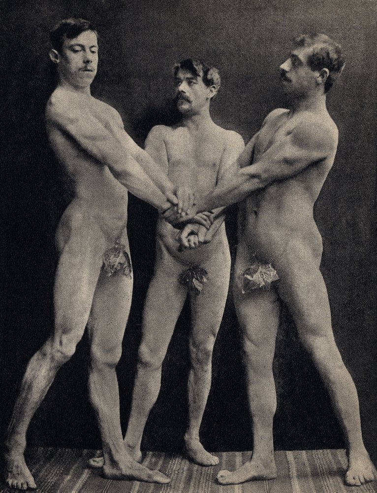 O Juramento dos Horácios, três homens nus a prestar juramento. Fotografia, final do século XIX, Paris. Coll. Selva. de Unknown photographer