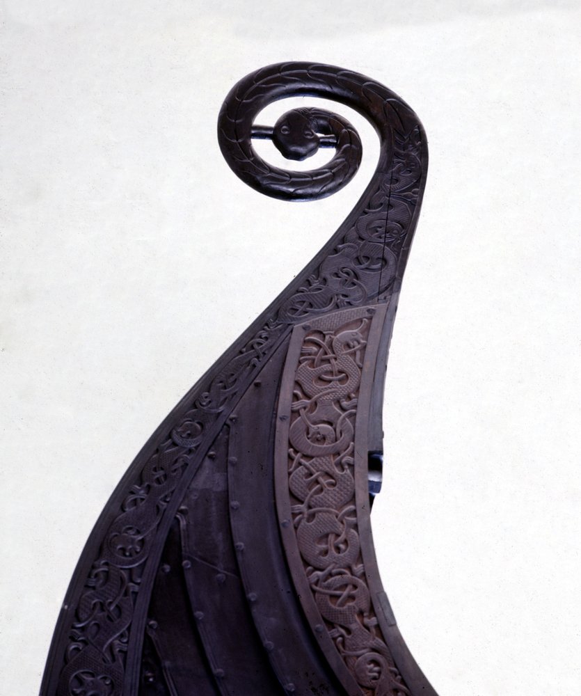 Figura de proa de um dracar funerário (navio viking) de Oseberg, datado do século IX. Museu de Bygdøy, Oslo. de Viking