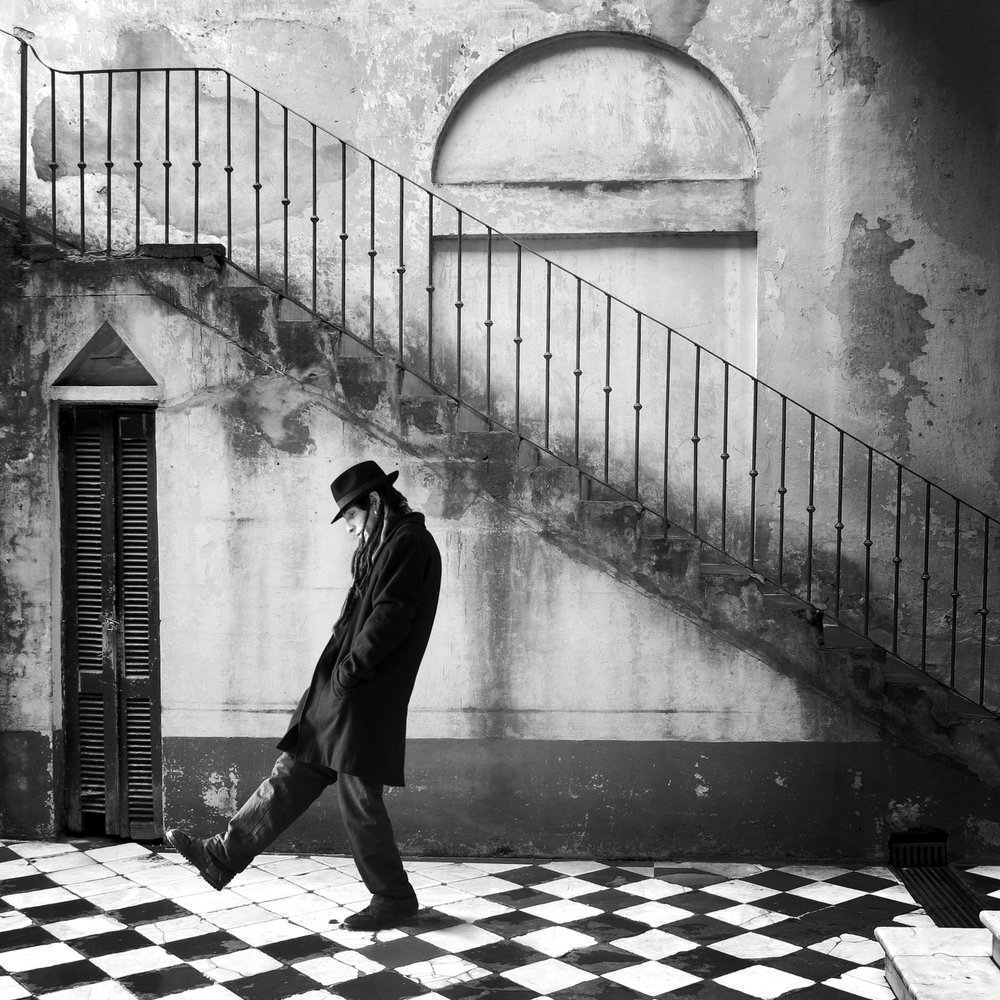 O Homem Misterioso que Caminha de Alejandra Baci