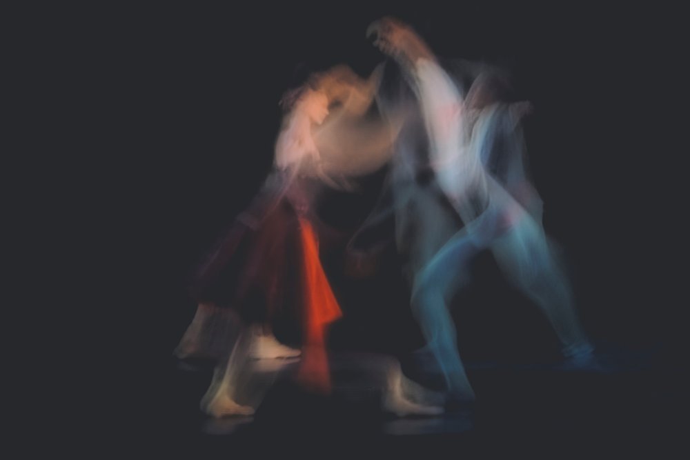 Movimento de dança desfocado de Ali Saremi