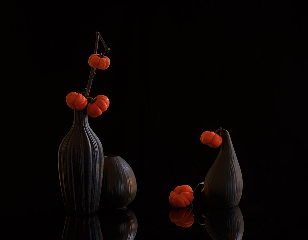 Abóboras Laranjas em Vasos Escuros de Alice Sheng