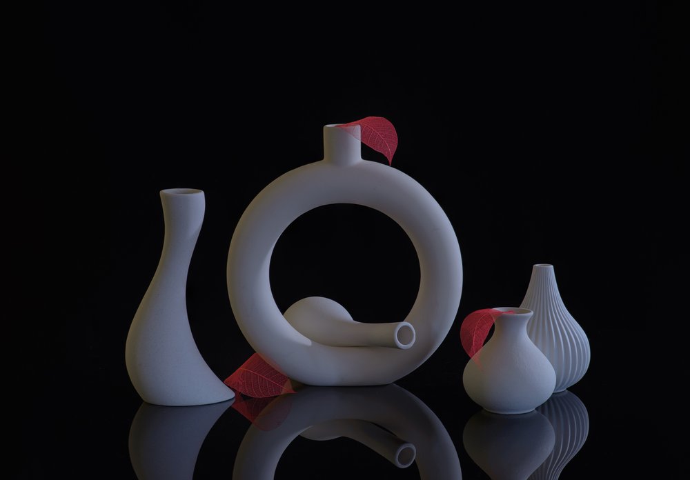 Vasos brancos esculturais de Alice Sheng