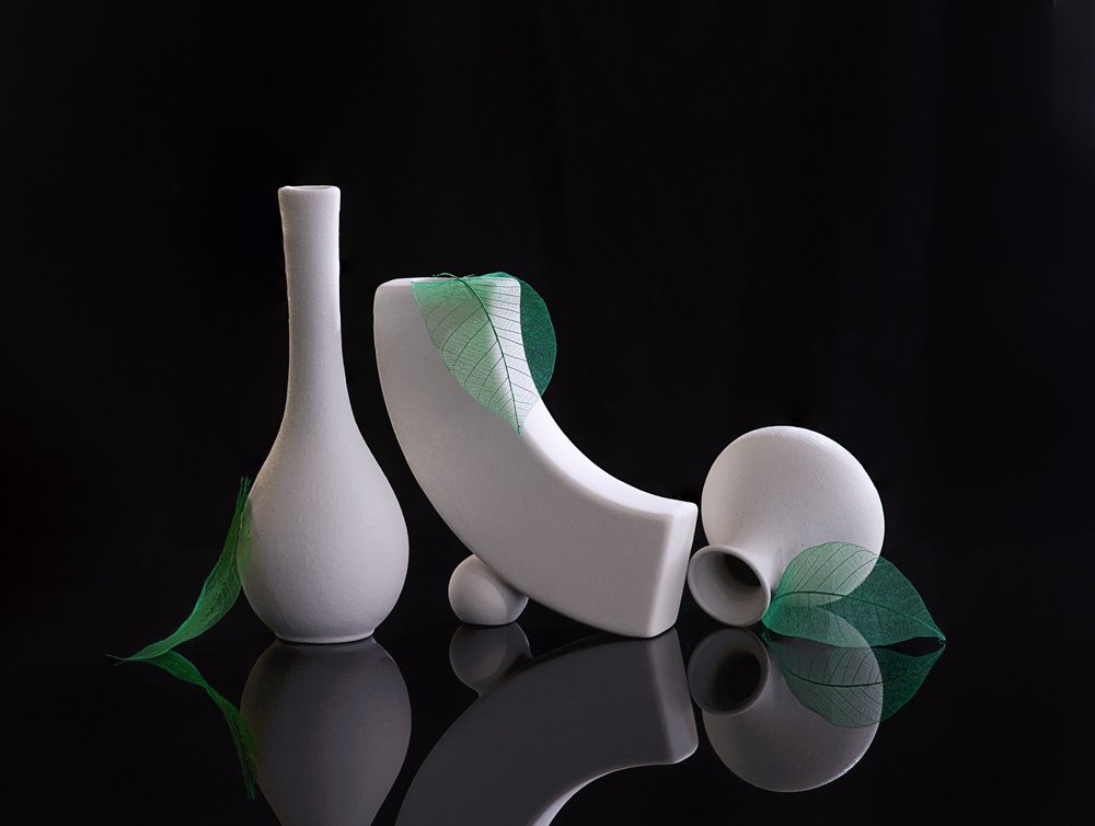 Vasos brancos e folhas verdes de Alice Sheng
