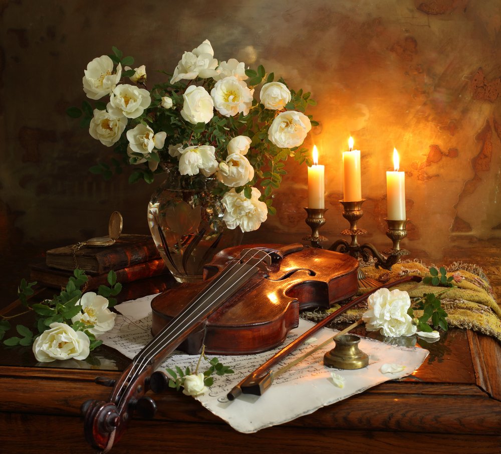 Rosas à luz das velas e violino de Andrey Morozov