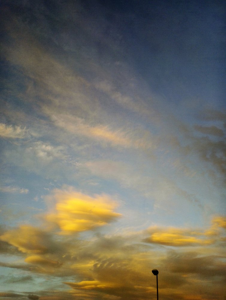 Nuvens douradas ao entardecer de Angelo Cerantola