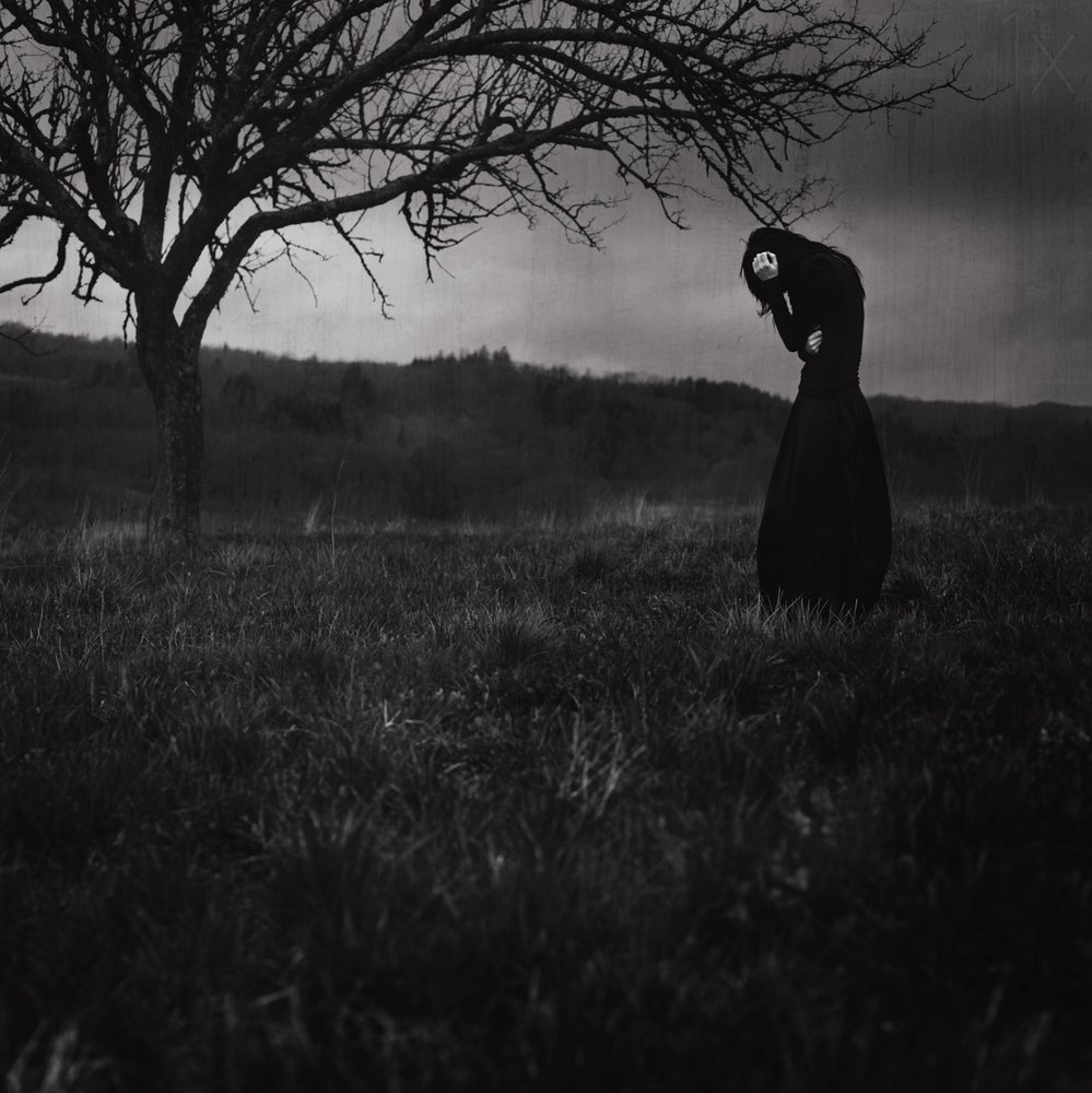 Figura melancólica, paisagem sombria de Anja Matko