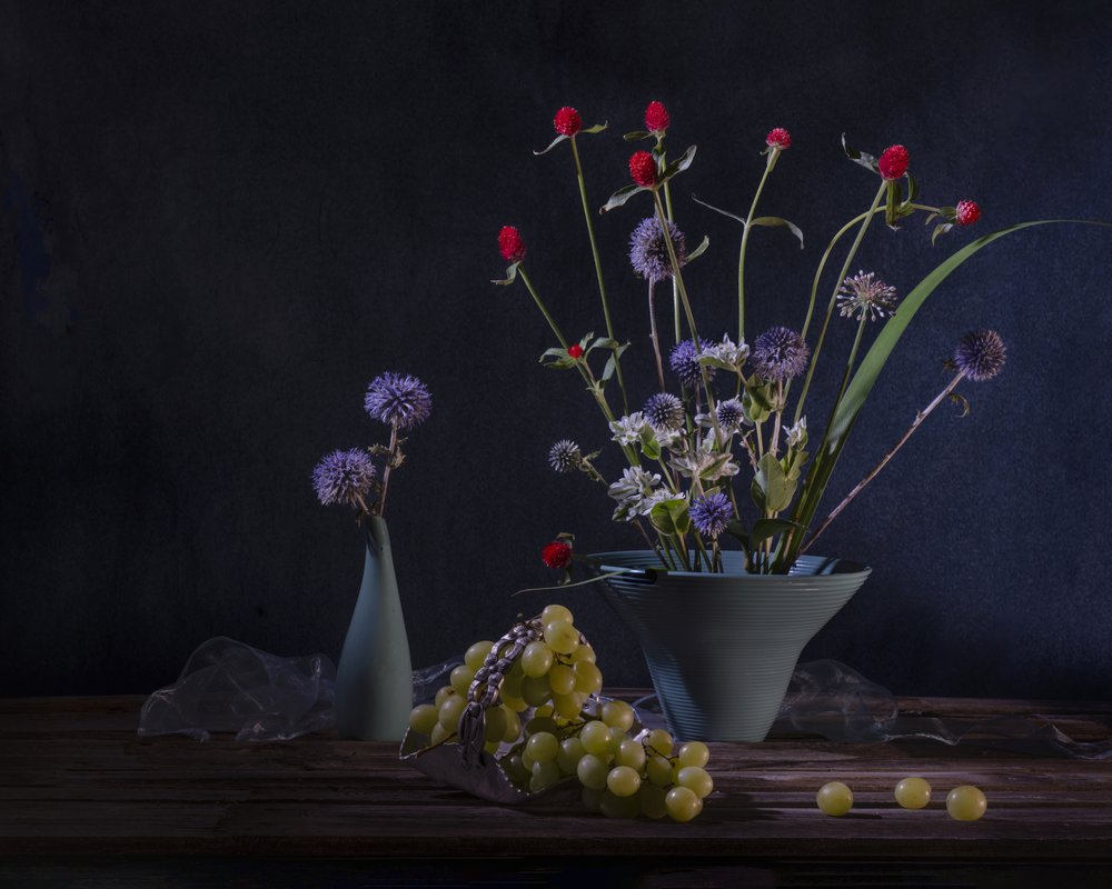 Natureza morta floral sombria de Anna Qu