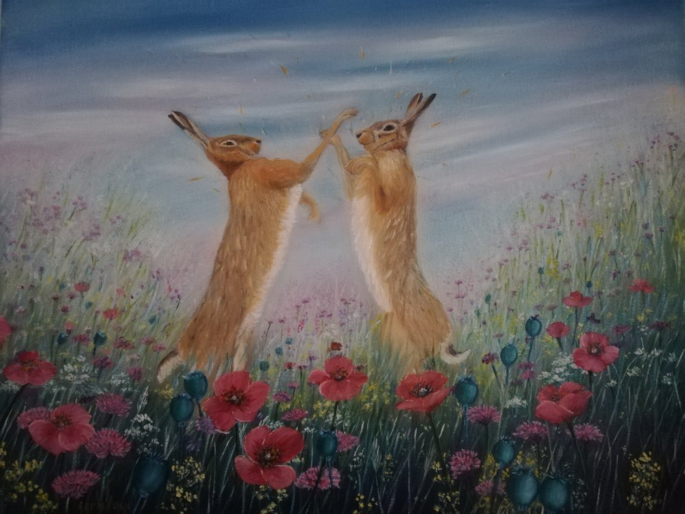 Campo de papoilas com lebres dançantes de Annette Armitage