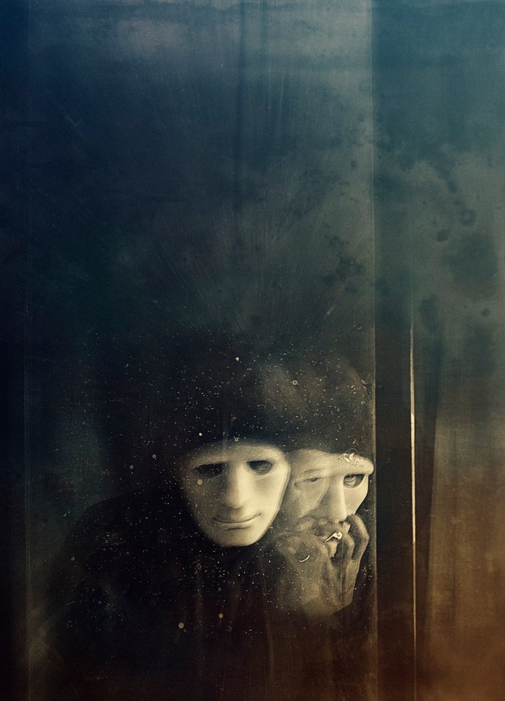 Reflexo Misterioso de uma Máscara de Armando Robles