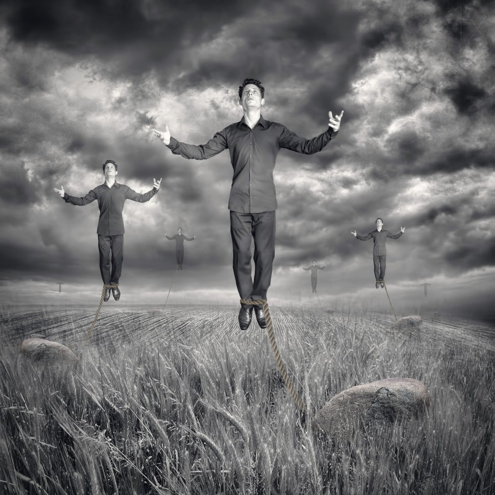 Homens Levitando - Céu Tempestuoso de Baden Bowen
