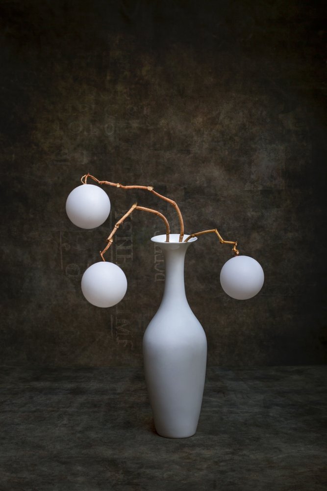 Exposição minimalista de vaso de Brig Barkow