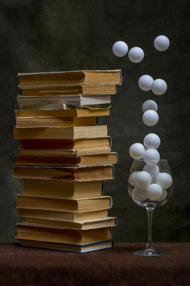 Livros antigos e esferas flutuantes de Brig Barkow