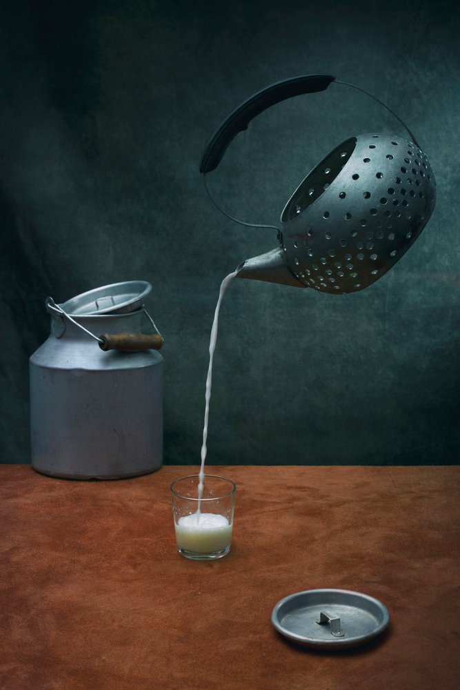 Derrame surrealista de leite de Brig Barkow