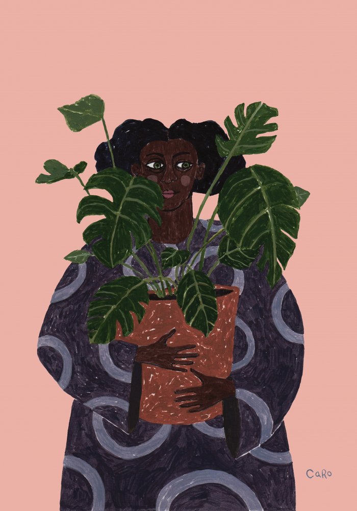 Mulher a segurar uma planta Monstera de Caroline Roberts