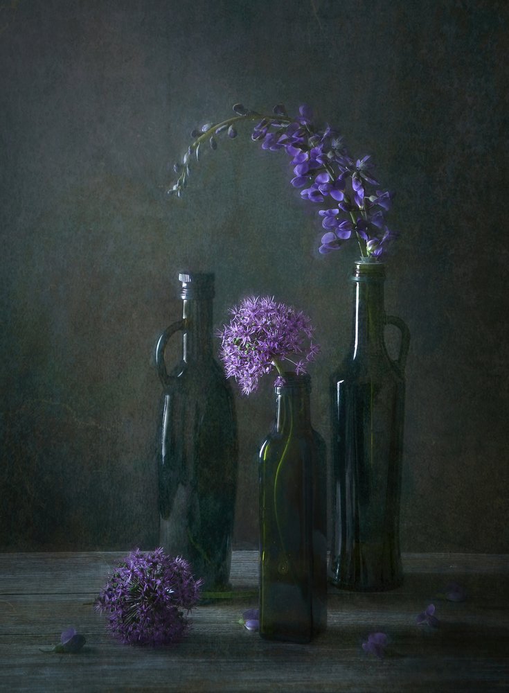 Garrafas com motivos florais da Moody de Catherine Wang