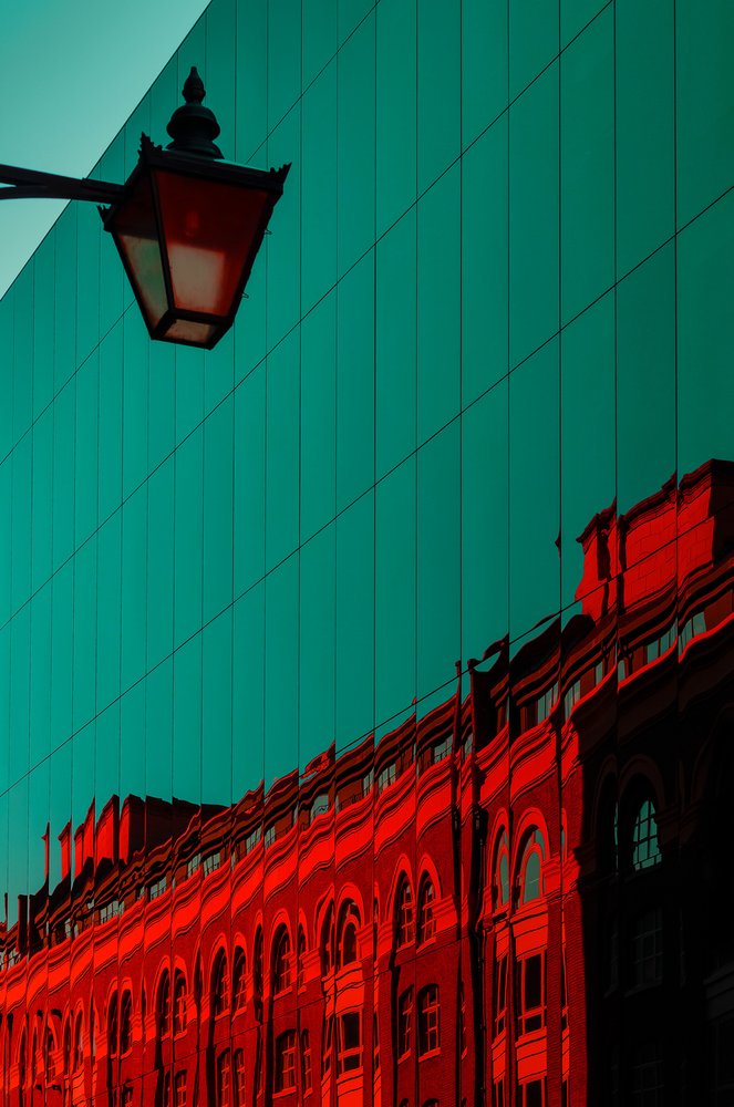 Azul-petróleo e Vermelho: Reflexão Urbana de Chris Hamilton