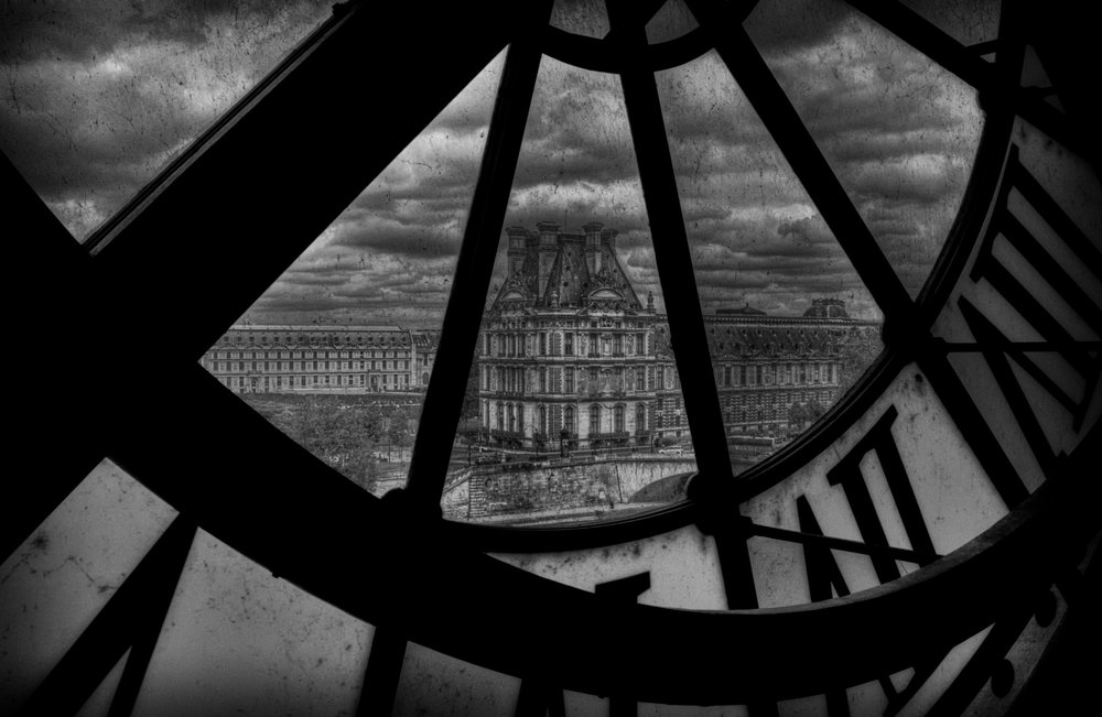 O Louvre através do Grande Relógio de Christian MARCEL
