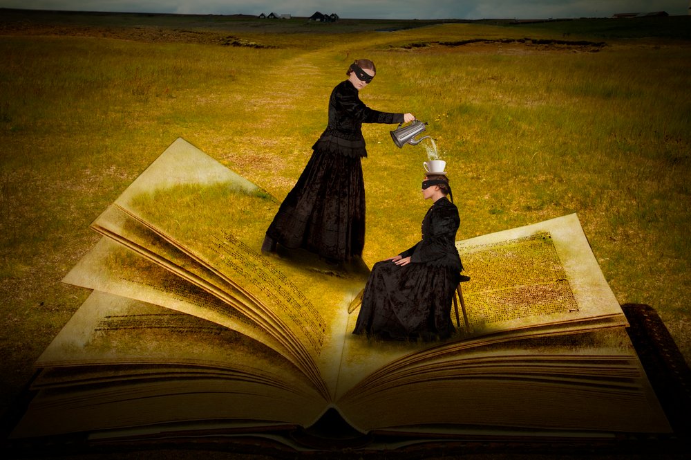 «Book Pour» com os olhos vendados de Christine von Diepenbroek