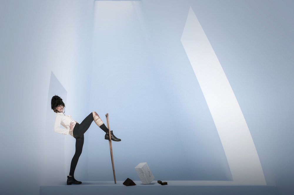 Figura conceptual numa pose marcante de Christine von Diepenbroek