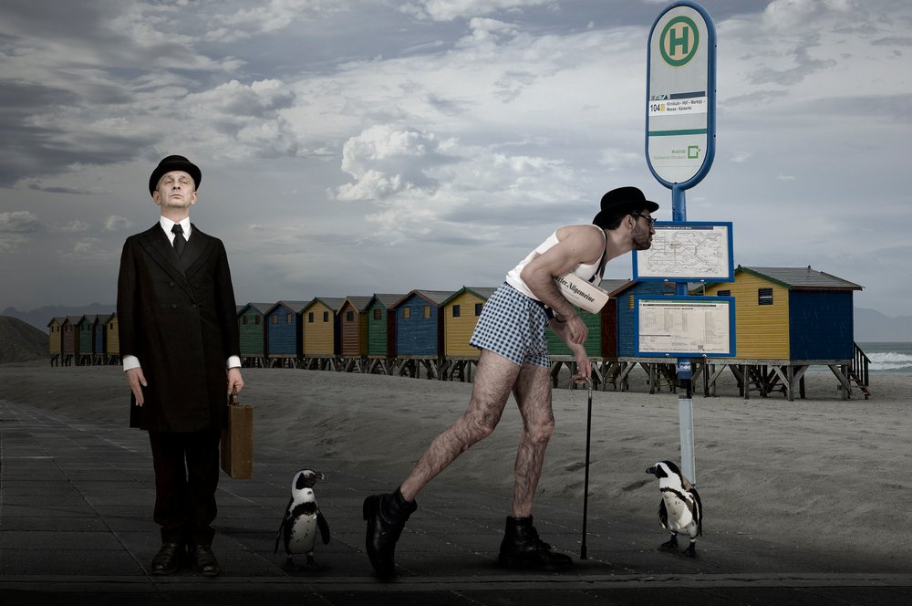Pinguins surrealistas no autocarro da praia de Christine von Diepenbroek