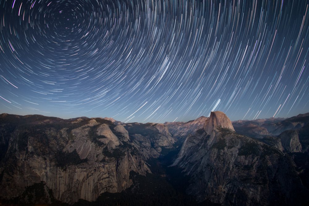 Rastros de estrelas sobre o Half Dome de Christoph Schaarschmidt