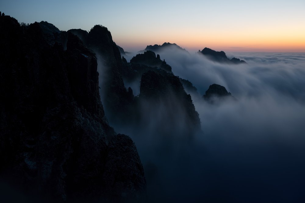 Picos das Montanhas Envoltos em Nevoeiro de Chuanxu Ren