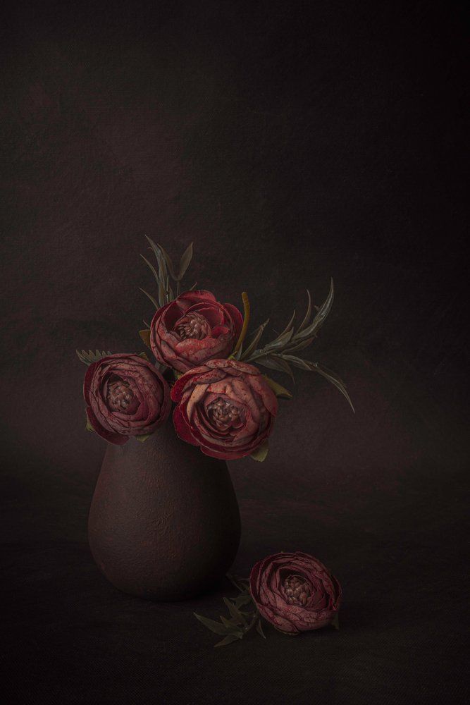 Natureza morta floral sombria de Cicek Kiral