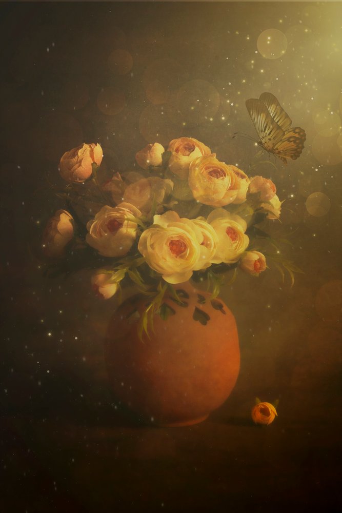Rosas douradas e borboleta de Cicek Kiral