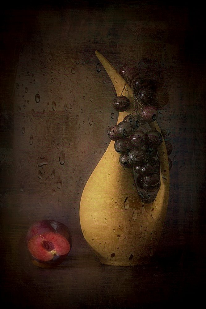 Uvas e Ameixas Moody de Cicek Kiral
