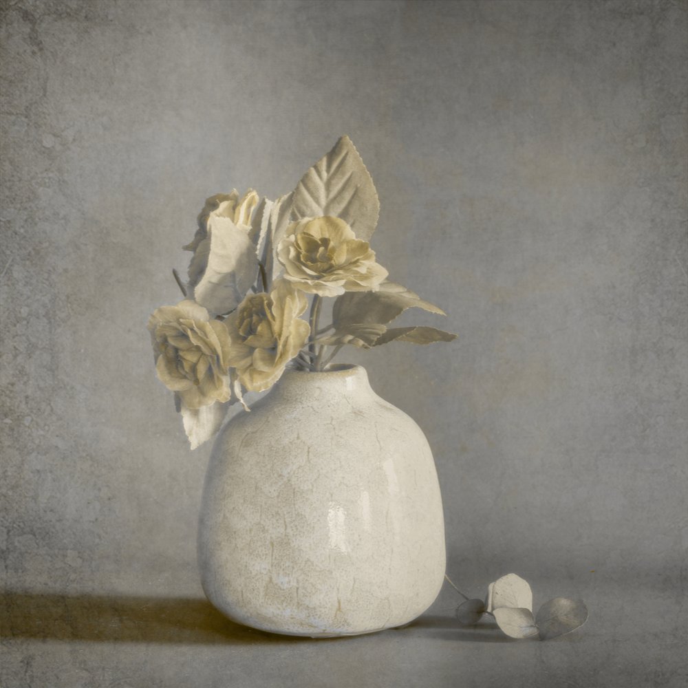 Natureza morta floral em tons suaves de Cicek Kiral