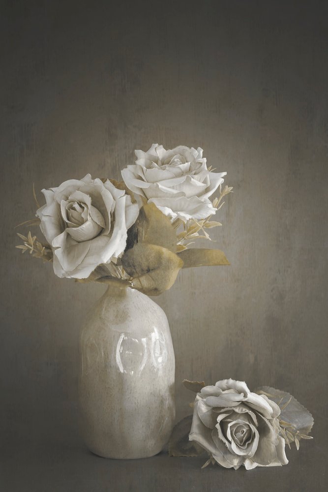 Rosas em tons suaves num vaso de Cicek Kiral