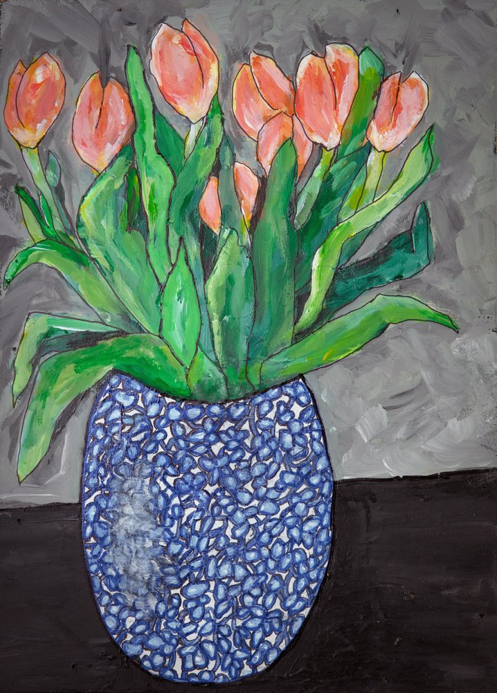 Tulipas coloridas num vaso azul de Dale Hefer & Family