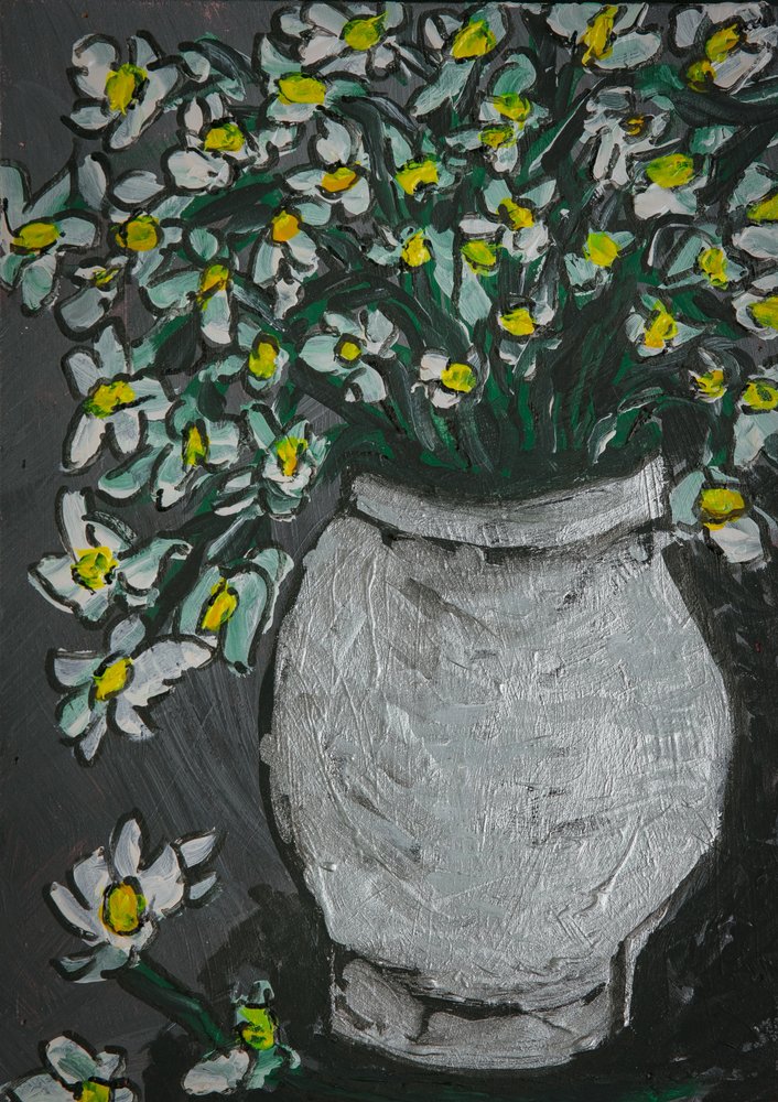 Flores brancas num vaso cinzento de Dale Hefer & Family