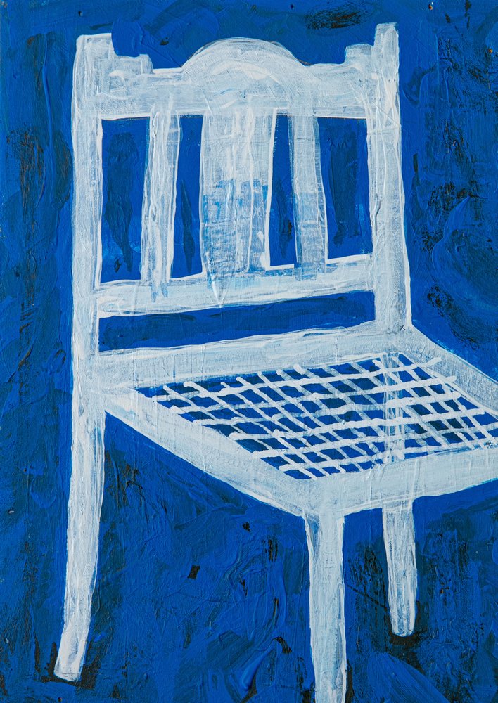 Cadeira branca sobre fundo azul de Dale Hefer & Family