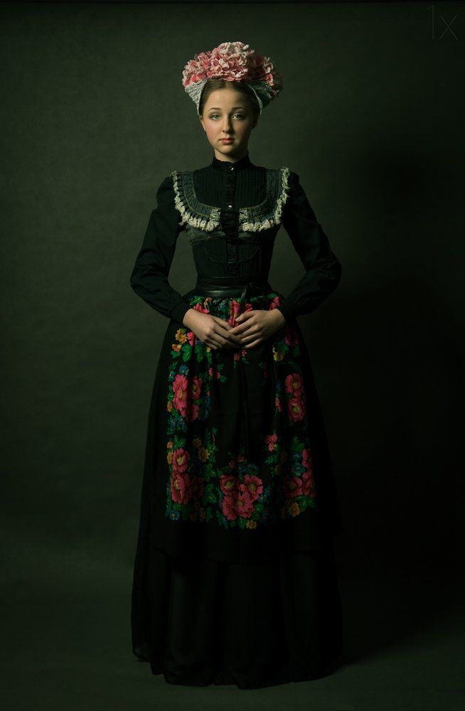 Jovem Mulher: Estilo Folk Floral de Denisa Justusová Šumcová
