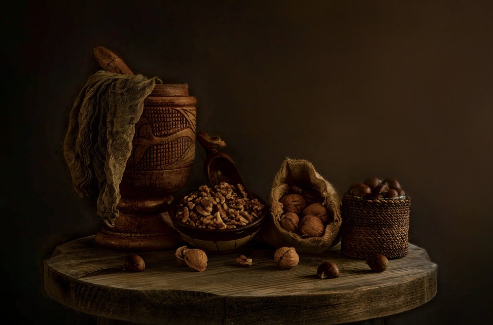 Natureza morta com frutos secos rústicos de Dennis Zhang