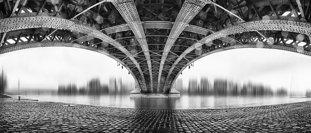 Reflexão na ponte de aço de EM-Photographies