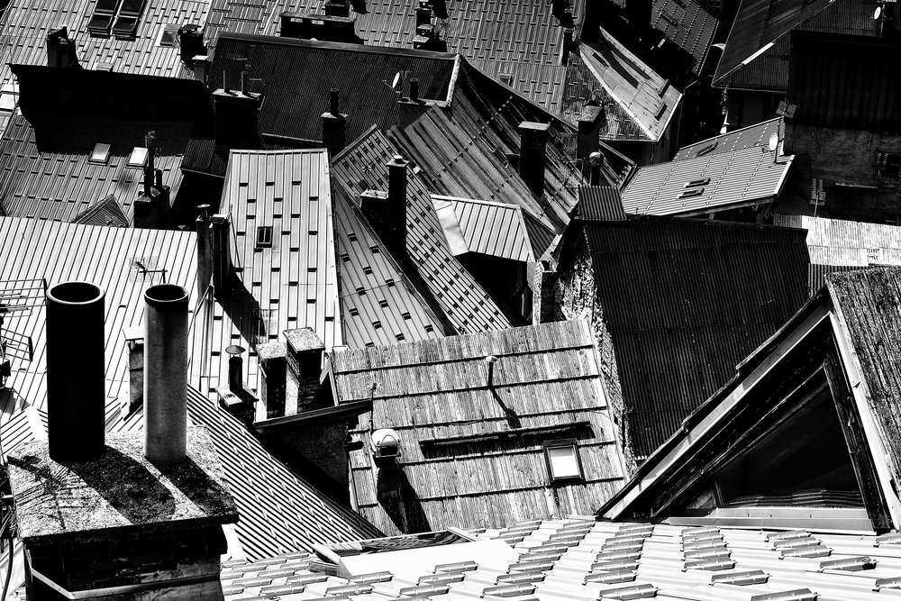 Telhados geométricos da cidade de Elena Raceala