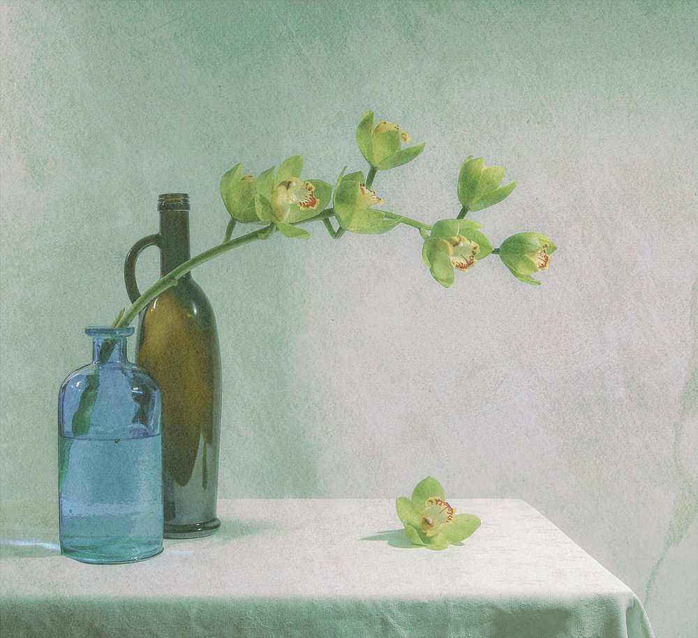 Orquídeas e Garrafa Azul de Fangping Zhou