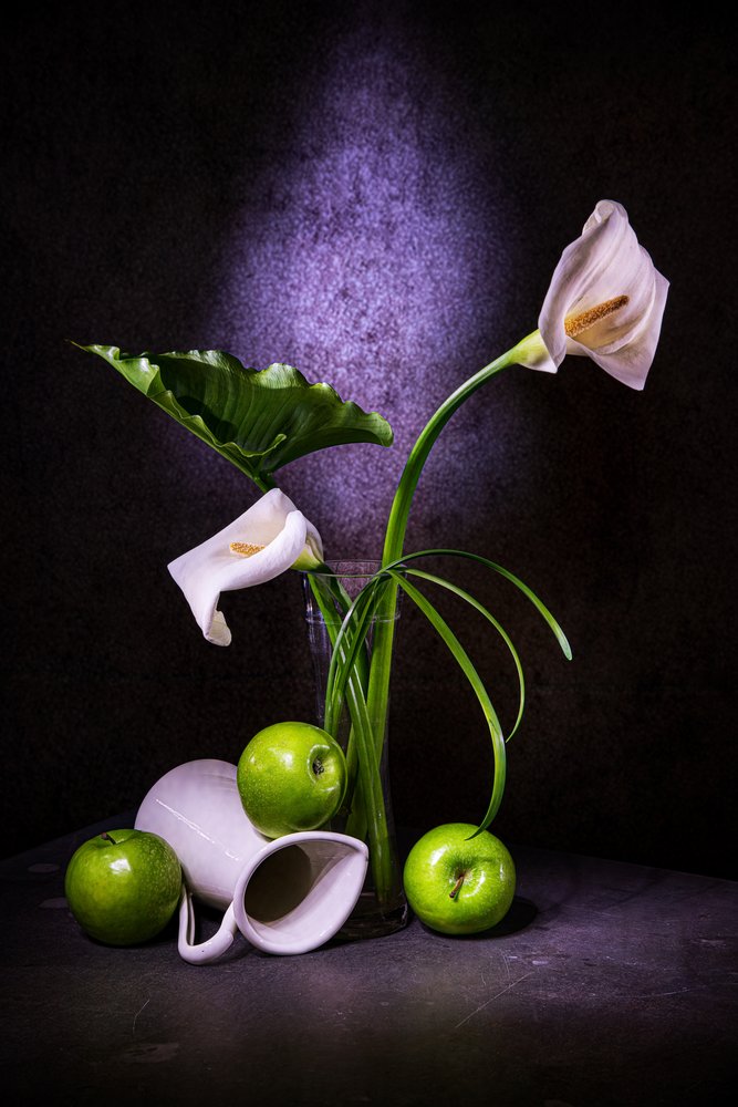 Elegantes lírios-de-calla e maçãs verdes de Felice Angelino