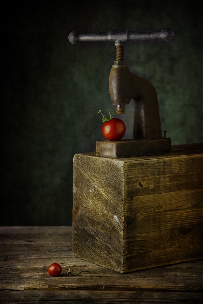 Natureza morta com prensa de tomate vintage de Felice Angelino