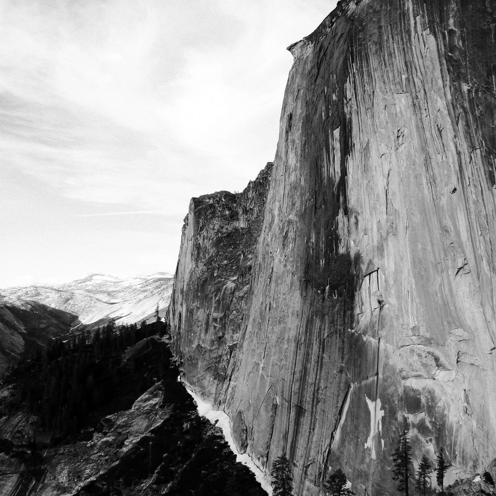Trilho do Penhasco da Montanha Majestosa de Gemma Bardot