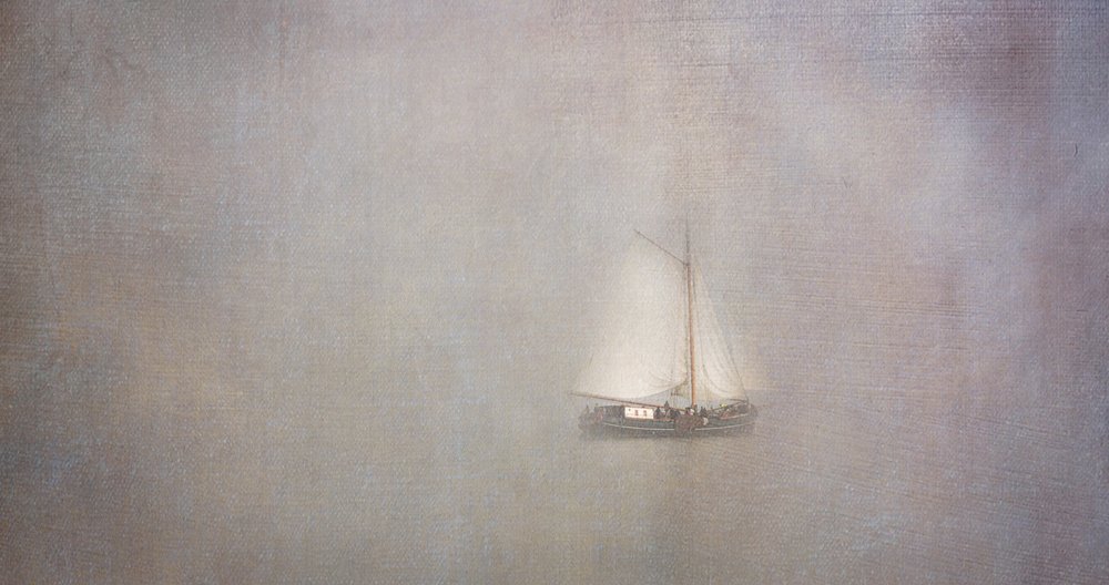 Veleiro na neblina de Greetje van Son