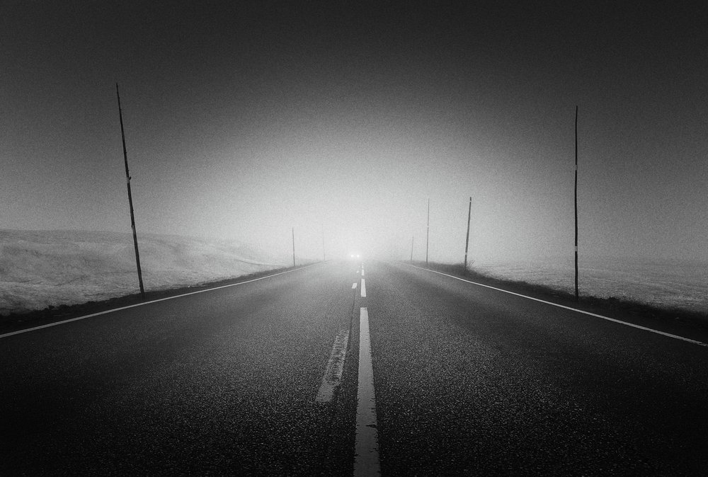 Estrada misteriosa e enevoada de Gustav Davidsson