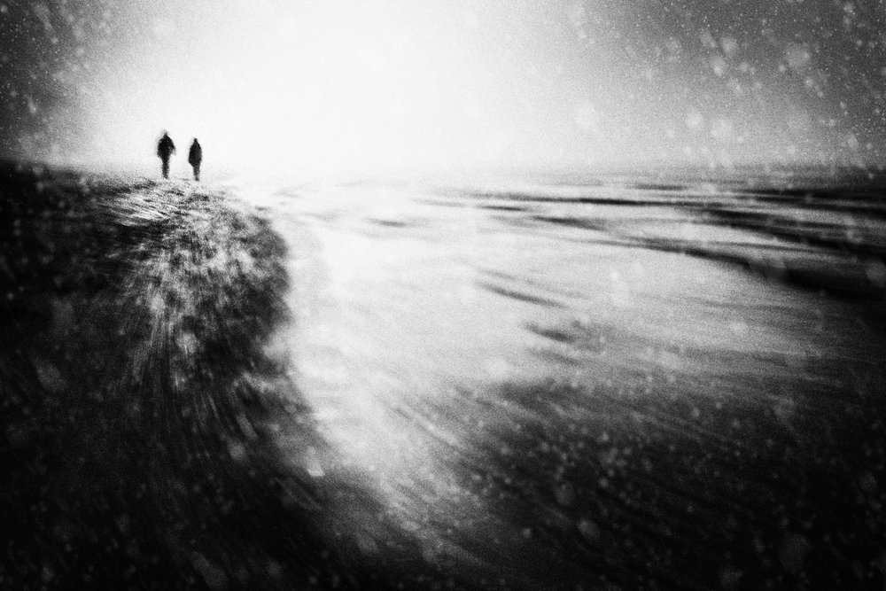 Passeantes na praia coberta de neve de Gustav Davidsson