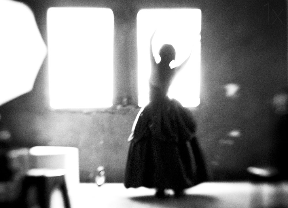 Silhueta de uma bailarina elegante de Hengki Lee